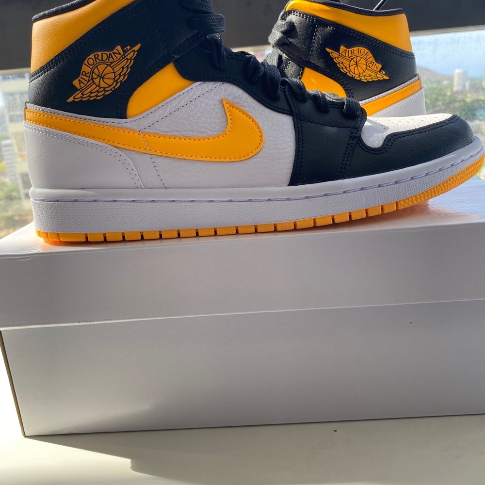 Women’s Air Jordan 1 mid se